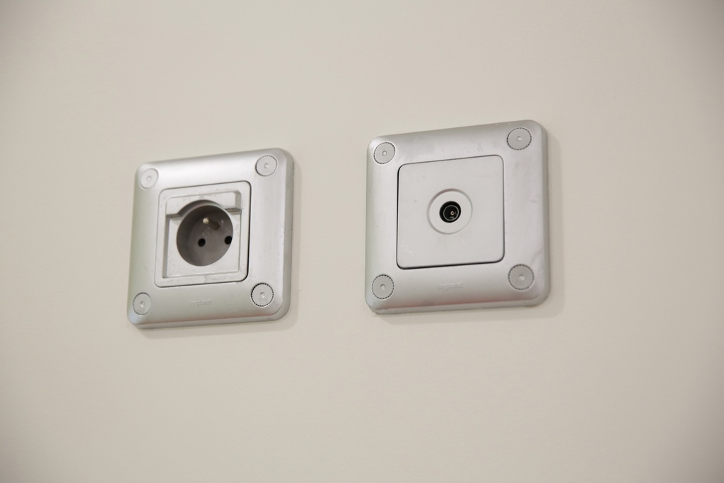 Legrand 077832, Priză Soliroc Standard Francez 2P + E Borne Automate Fără Capac IP 20